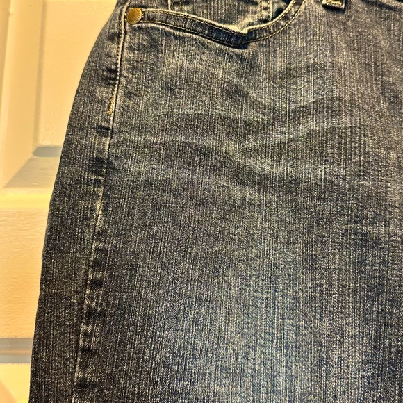 DKNY jeans size 8, stretchy and comfy, boot cut, zippered,30 length. - Picture 5 of 9